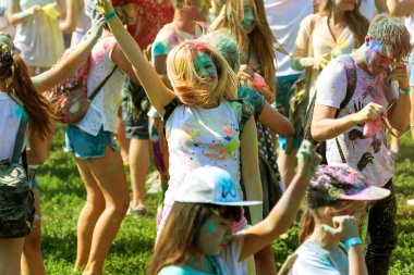 Odessa, Ukrayna - 5 Ağustos 2017: Gençler, bayanlar baylar bayram tatil sırasında renkli toz içine atma iyi eğlenceler. Festivali renkli boya. renkler aşk festival. Renk fest
