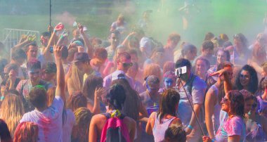 Odessa, Ukrayna - 5 Ağustos 2017: Gençler, bayanlar baylar bayram tatil sırasında renkli toz içine atma iyi eğlenceler. Festivali renkli boya. renkler aşk festival. Renk fest