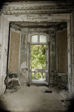 Terk edilmiş bir harabe binada bir antik 18. yy binası mistik iç, kalıntıları. Eski duvarlar, çöp ve çamur ile koridor mahvetti. Kalıp, alçı dekorasyon, kısma yok