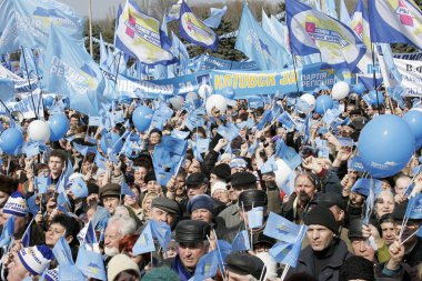 Odessa - 21 Mart: İnsanlar desteklemek üzere Başkan adayı Viktor Yanukoviç Odessa, Odessa, Ukrayna 21 Mart 2006 yılında bir mitingde