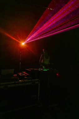 Odessa, Ukrayna - 5 Ağustos 2017: gösteri ışıklar. Lazer gösterisi. Gece kulübünde dj partileri müzik, ses parlak ışık ile dans kullanın. Club gece ışık dj parti kulübü. Duman ve ışıklar ile araba