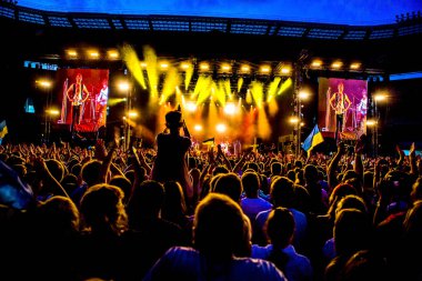Odessa, Ukrayna - 28 Haziran 2014: Ukrayna grubunun Okean Elzy yaratıcı ışık ve müzik gösterisi sırasında bir konserde stadyumda eğlenmek insanların büyük bir kalabalık. Kulüp partisinde neşeli parlak gösteri