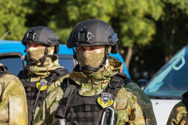 Odessa, Ukrayna - 1 Ağustos 2018: özel kuvvetler Ukraynalı polis özel silahlar ile tam savaş formunda saflarında. Urkainain özel kuvvetler çevik mukabele polis, Anti-terör asker