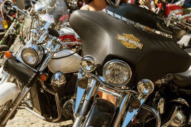 Odessa, Ukrayna 16 Ağustos 2017. Benzersiz motosiklet modellerinin benzersiz, efsanevi eski ve modern pahalı bisikleti otomatik toplayıcıları sergisinde geleneksel sergisinde gösterdi. Bisiklet gösterisi