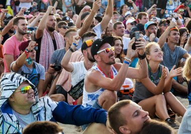 Odessa, Ukrayna -25 Ağustos 2017: büyük kalabalık, müzik sırasında rock konserinde hayranlarını gün boyunca. Seyirci kum Beach müzik ve spor festivali Z-Oyunlar sırasında