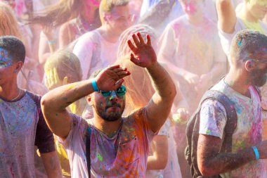 Odessa, Ukrayna - 5 Ağustos 2017: Gençler, bayanlar baylar bayram tatil sırasında renkli toz içine atma iyi eğlenceler. Festivali renkli boya. renkler aşk festival. Renk fest