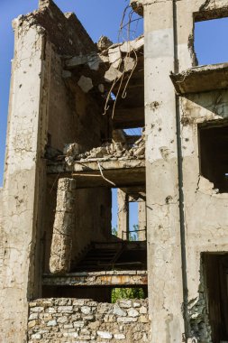 Terk edilmiş bombalama ve yıkılan bina bombardımanı patlama nedeniyle yok. Kabukları, madde işaretleri ve parçalanmak bir savaş kasıp kavuran Bina duvarlarında delikler. Eski yıkık ev