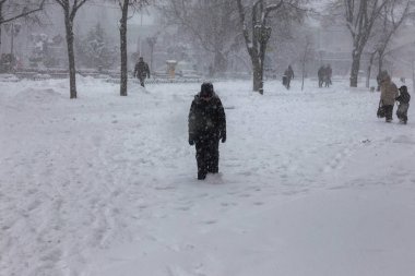 Odessa, Ukrayna-Ocak 16, 2018: Güçlü kar yağışı, Siklon kışın şehir sokaklarda. Arabalar karla kaplıdır. Kaygan yol. Kışın kötü hava: şiddetli kar yağışı ve kar fırtınası. Yayalar kar üzerinde gitmek