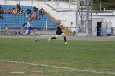 Odessa, Ukrayna - 29 Eylül 2018: Final Oyunları Şampiyonası Ukrayna'nın en güçlü takımları Rugby-7. Rugby topu alan üzerinde. Rugby topu için ağır mücadele sahip. Takım sporcular oyuncular sahada