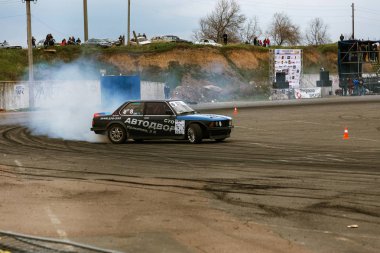 Odessa, Ukrayna -23 Nisan 2017: Combat drifters yerel sürüklenen yarışmalar. Gösteri yasadışı bir platform üzerinde sürüklenen. Binici profesyonel olarak otomatik yarışmalarda driftig yeterlilik yarışta parça geçmek