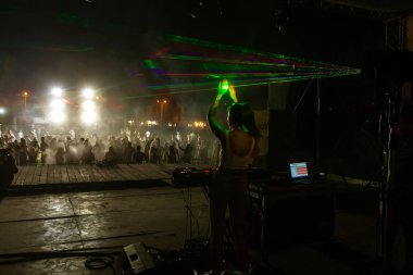Odessa, Ukrayna - 5 Ağustos 2017: gösteri ışıklar. Lazer gösterisi. Gece kulübünde dj partileri müzik, ses parlak ışık ile dans kullanın. Club gece ışık dj parti kulübü. Duman ve ışıklar ile araba