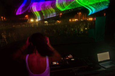 Odessa, Ukrayna - 5 Ağustos 2017: gösteri ışıklar. Lazer gösterisi. Gece kulübünde dj partileri müzik, ses parlak ışık ile dans kullanın. Club gece ışık dj parti kulübü. Duman ve ışıklar ile araba