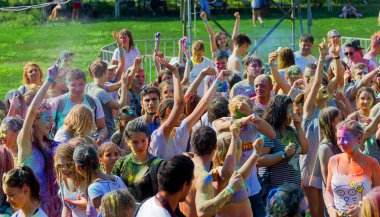 Odessa, Ukrayna - 5 Ağustos 2017: Gençler, bayanlar baylar bayram tatil sırasında renkli toz içine atma iyi eğlenceler. Festivali renkli boya. renkler aşk festival. Renk fest