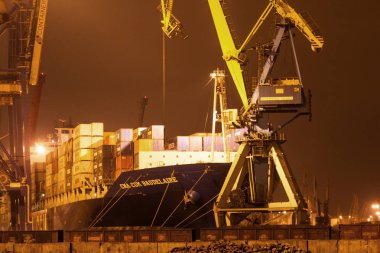Odessa 27 Kasım: konteynerler içinde iyichevck seaport Denizcilik gemi üzerinde gece, gündüz, 27 Kasım 2012 yükleme boşaltma odessa, Ukrayna