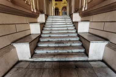 Eski bir taş beton merdiven girişinde binanın içinde. Zavallı çeyrek, yoksullar için harap bir evin iç. Terk edilmiş evler. Kamu binası iç Letnitsa. Merdivenlerden arka kapısı