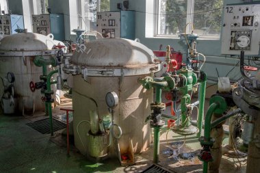 Odessa, Ukrayna - 25 Eylül 2015: domates konserve meyve ve sebze fabrika üretim çalışma süreci. Konserve Gıda üretim işçilerin. Sebze işleme.