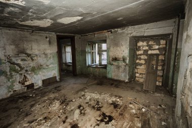 Terk edilmiş bir harabe binada bir antik 18. yy binası mistik iç, kalıntıları. Eski duvarlar, çöp ve çamur ile koridor mahvetti. Kalıp, alçı dekorasyon, kısma yok