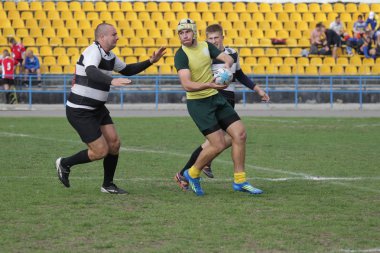 Odessa, Ukrayna - 29 Eylül 2018: Final Oyunları Şampiyonası Ukrayna'nın en güçlü takımları Rugby-7. Rugby topu alan üzerinde. Rugby topu için ağır mücadele sahip. Takım sporcular oyuncular sahada