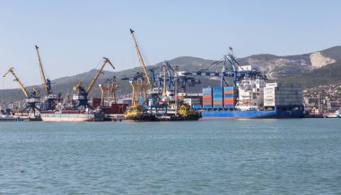 Novorossiysk, Rusya - 3 Mayıs 2018: Novorossiysk ticari liman döneminde ekonomik ve Rusya'nın yaptırımlar abluka. Ticari deniz Novorossiysk liman tam bir yük