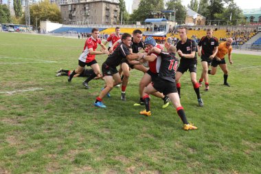 Odessa, Ukrayna - 29 Eylül 2018: Final Oyunları Şampiyonası Ukrayna'nın en güçlü takımları Rugby-7. Rugby topu alan üzerinde. Rugby topu için ağır mücadele sahip. Takım sporcular oyuncular sahada
