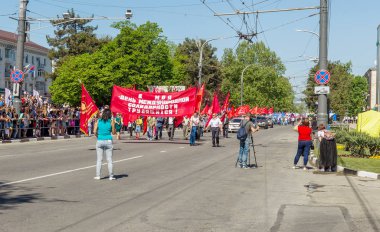 Novorossiysk, Rusya - 1 Mayıs 2018: Mayıs günü gösteri. Barış! İş! Mayıs! İnsanlar ile tatil geçit töreni sırasında Bayrak İşçi Bayramı kutlamak. 1 Mayıs günü tüm çalışan insanlar. Koloni içinde yürüyen insanlar