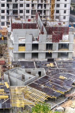 Odessa, Ukrayna - 5 Mayıs 2014: İnşaat inşaat, çeşitli evrelerinde apartmanlarda bir grup. Yukarıdan görüntüleyin. Vinçler, sıfır döngüsü Bodrum yardımcı işleri