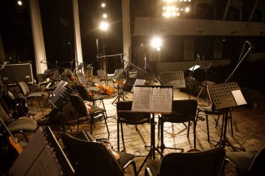 Sahne Alanı'nda Senfoni Orkestrası. Müzik aletleri Senfoni Orkestrası sahne performansı beklentisiyle. Caz Orkestrası sahne alanı'nda. Seçici odak