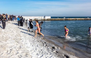 Odessa, Ukrayna - 19 Ocak 2016: Hıristiyan Ortodoks kilisesinin Baptist Karadeniz buzlu sularda Iususa İsa'nın John Ürdün Nehri'nde vaftiz günü banyo. Hıristiyan geleneğinde, yıkanarak