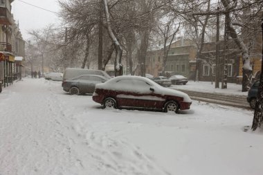 Odessa, Ukrayna-Ocak 16, 2018: Güçlü kar yağışı, Siklon kışın şehir sokaklarda. Arabalar karla kaplıdır. Kaygan yol. Kışın kötü hava: şiddetli kar yağışı ve kar fırtınası. Yayalar kar üzerinde gitmek