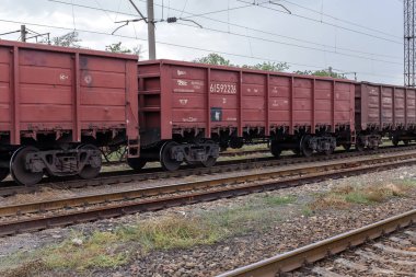 Odessa, Ukrayna - 28 Eylül 2015: Ukrayna Demiryolları trenlerle yük hareketi. Demiryolu kavşak. Demiryolu üzerinde işaretler. Tren trafik ışıkları. Biçimini değiştirme.