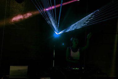 Odessa, Ukrayna - 5 Ağustos 2017: gösteri ışıklar. Lazer gösterisi. Gece kulübünde dj partileri müzik, ses parlak ışık ile dans kullanın. Club gece ışık dj parti kulübü. Duman ve ışıklar ile araba