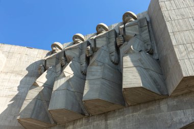 Varna, Bulgaristan - Cirka 2017: Terk edilmiş, Bulgar ve Sovyet halkların ebedi dostluk Anıtı daraltma. Terk edilmiş ve beton ebedi ateş dostluk, halk tarafından döktü