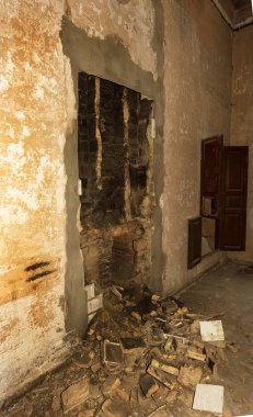 Terk edilmiş bir harabe binada bir antik 18. yy binası mistik iç, kalıntıları. Eski duvarlar, çöp ve çamur ile koridor mahvetti. Kalıp, alçı dekorasyon, kısma yok