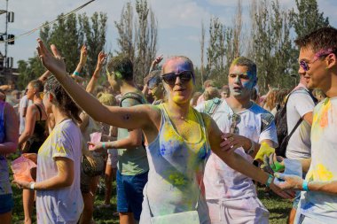 Odessa, Ukrayna - 5 Ağustos 2017: Gençler, bayanlar baylar bayram tatil sırasında renkli toz içine atma iyi eğlenceler. Festivali renkli boya. renkler aşk festival. Renk fest
