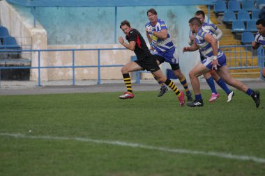 Odessa, Ukrayna - 29 Eylül 2018: Final Oyunları Şampiyonası Ukrayna'nın en güçlü takımları Rugby-7. Rugby topu alan üzerinde. Rugby topu için ağır mücadele sahip. Takım sporcular oyuncular sahada