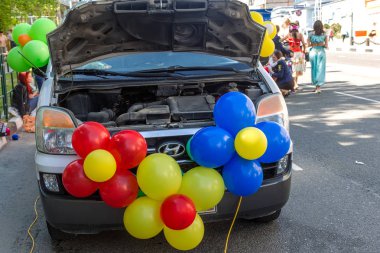 Novorossiysk, Rusya - 1 Mayıs 2018: Mayıs günü gösteri. Şenlikli Sisme Balonlar Çocuk Festivali dekorasyon olarak kazandı. Neşeli mutlu tatil parlak balonlar