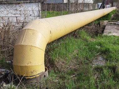 Modası geçmiş bir endüstriyel harcamak, Odessa, Ukrayna, 2018 eski bir paslı büyük demir boru. Şehrin su sağlama için büyük yıpranmış demir borular