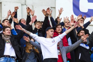 Odessa, Ukrayna 03/17/2018: stadyum tribünlerde seyirci. Stadyumda futbol taraftarları. Mutlu ve sallayarak flamalar Fc Chernomorets rafları fanlar bulunmaktadır