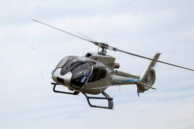 Odessa, Ukrayna - 4 Haziran 2013: Bulutlu bir günde yaz özel test ışık modern sivil helikopter iş sınıfı küçük bir özel Havaalanı sunumu