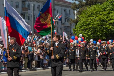 Novorossiysk, Rusya - 1 Mayıs 2018: Mayıs günü gösteri. Barış! İş! Mayıs! İnsanlar ile tatil geçit töreni sırasında Bayrak İşçi Bayramı kutlamak. 1 Mayıs günü tüm çalışan insanlar. Koloni içinde yürüyen insanlar