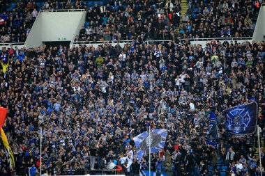 Odessa, Ukrayna - 10 Temmuz 2013: duygusal futbol taraftarları Stadı nda futbol kulübü Chernomorets, 10 Temmuz 2013, Odessa, Ukrayna bir oyun sırasında destek