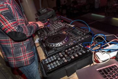 Odessa - 7 Nisan: Gece kulübü. DZH karıştırıcı müzik karışımları ile güçlü ışık ve renk efektleri lazer ışık gösterisi yeni tatil sezonu, 7 Nisan 2014, Odessa, Ukrayna