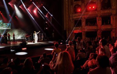 Odessa, Ukrayna - 16 Temmuz 2016: Ukraynalı şarkıcı Jamala solo konser, Opera Binası. Hall memnun fanlar. Jamal 61 yıllık Eurovision Şarkı Yarışması şarkısı 