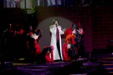 Odessa, Ukrayna, 17 Nisan 2012: Pop konser ikonik Rus şarkıcı Philip Kirkorov Odessa'daki. Ful ile parlak renkli ışık ve tiyatro gösterisi.