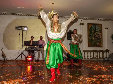 Odessa, Ukrayna - 4 Eylül 2015: Dans topluluğu parlak güzel elbiseli güzel seksi kız dans Ulusal Ukrayna ve Rus dans bir restoranda bir şölende.