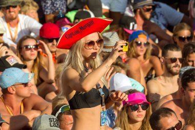 Odessa, Ukrayna -25 Ağustos 2017: büyük kalabalık, müzik sırasında rock konserinde hayranlarını gün boyunca. Seyirci kum Beach müzik ve spor festivali Z-Oyunlar sırasında