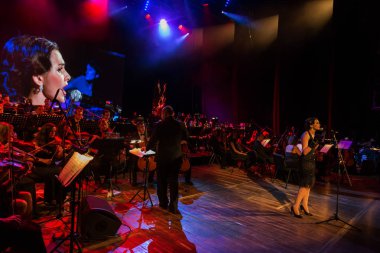 Odessa, Ukrayna 14 Ağustos 2018: Müzikal gösteri, çeşitli Senfoni Orkestrası Odessa Ulusal Opera ve Bale Tiyatrosu sahnesinde. Orkestra Enstrümanları müzisyenler sahne tiyatro sahne,