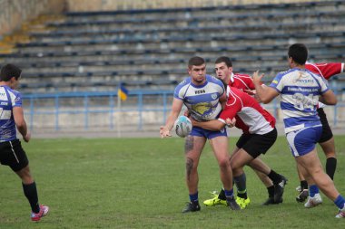 Odessa, Ukrayna - 29 Eylül 2018: Final Oyunları Şampiyonası Ukrayna'nın en güçlü takımları Rugby-7. Rugby topu alan üzerinde. Rugby topu için ağır mücadele sahip. Takım sporcular oyuncular sahada