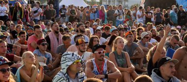 Odessa, Ukrayna -25 Ağustos 2017: büyük kalabalık, müzik sırasında rock konserinde hayranlarını gün boyunca. Seyirci kum Beach müzik ve spor festivali Z-Oyunlar sırasında