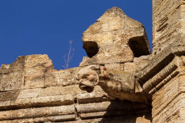 Mistik iç cephe terkedilmiş kalıntıları harap antik kale, binanın konak. Eski duvarlar, çöp ve çamur ile koridor mahvetti. Vandallar tarafından tahrip antik tarihi bina kalıntıları
